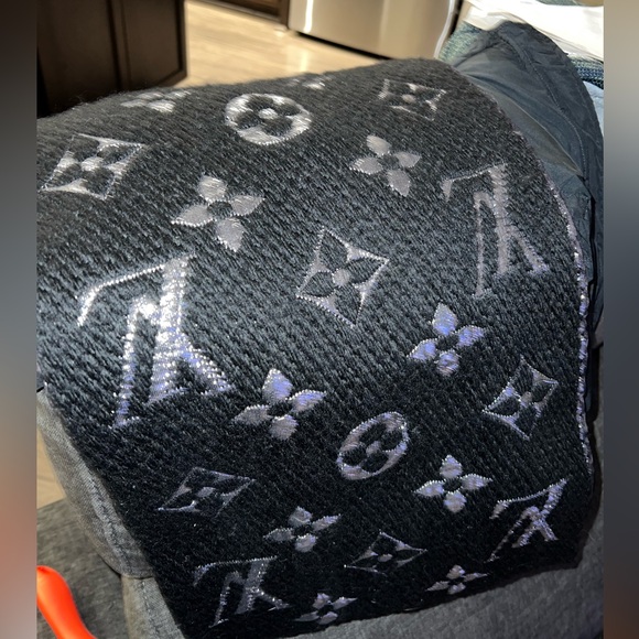 LOUIS VUITTON SCARF - Picture 15 of 16